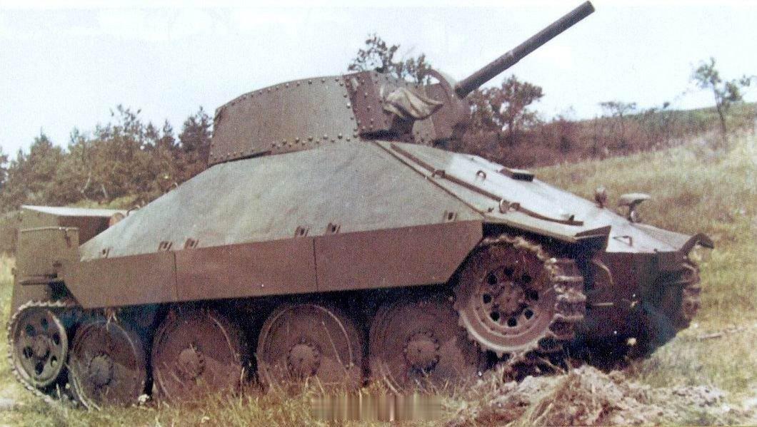 捷克斯洛伐克喷火坦克 M1（基于 Hetzer）。三辆原型车在 1951 年至 
