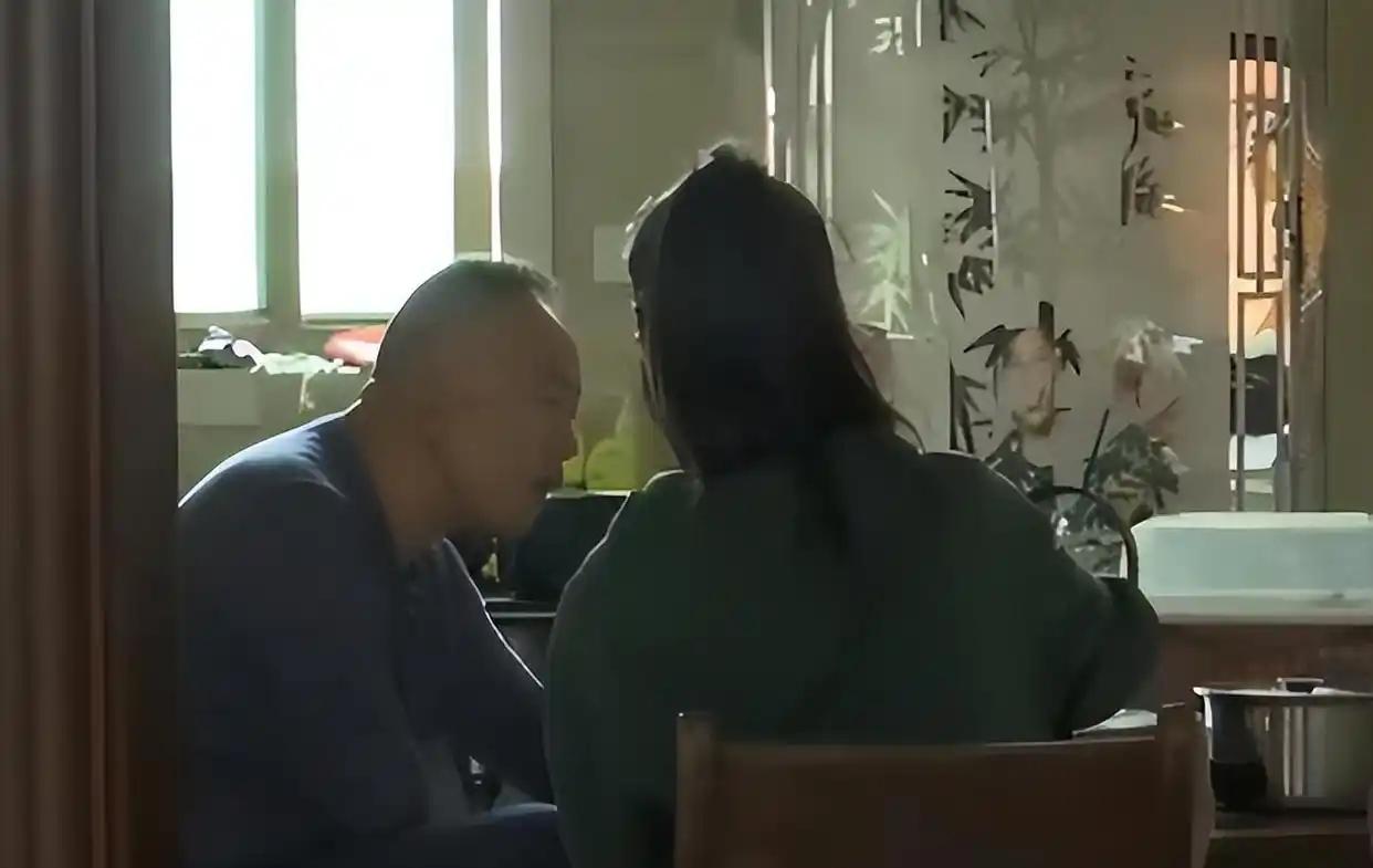 断臂男子独自赡养父母20年，为还外债卖掉老房子，谁知母亲偷偷给国外的3个儿女打电