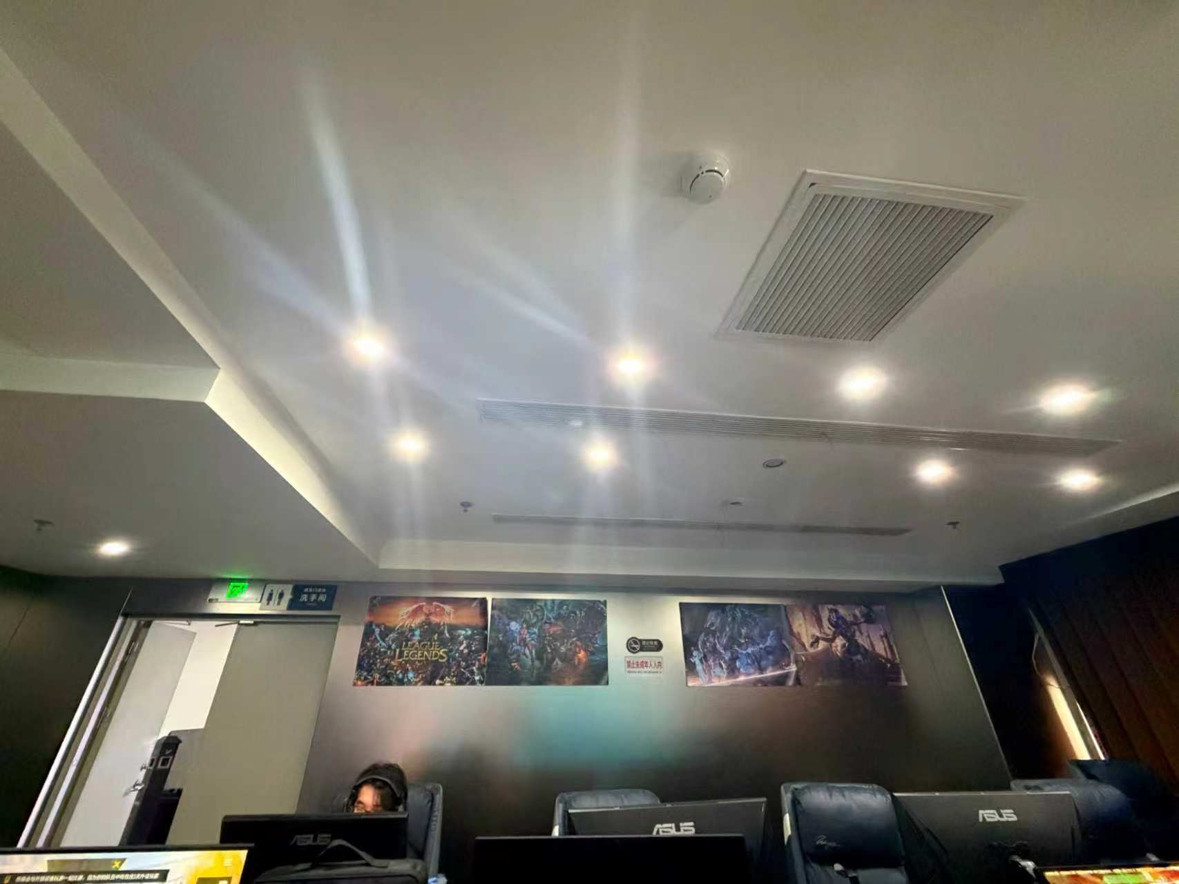 时间真的很神奇，它一点点让我变成了大人，又在今天用一个画面把我打回了那年网吧老板