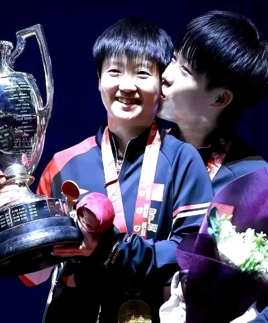 小曼姐：莎莎姐，这张照片你看了吗？

莎莎：看了，他就是个大傻子！

大头蹲在旁