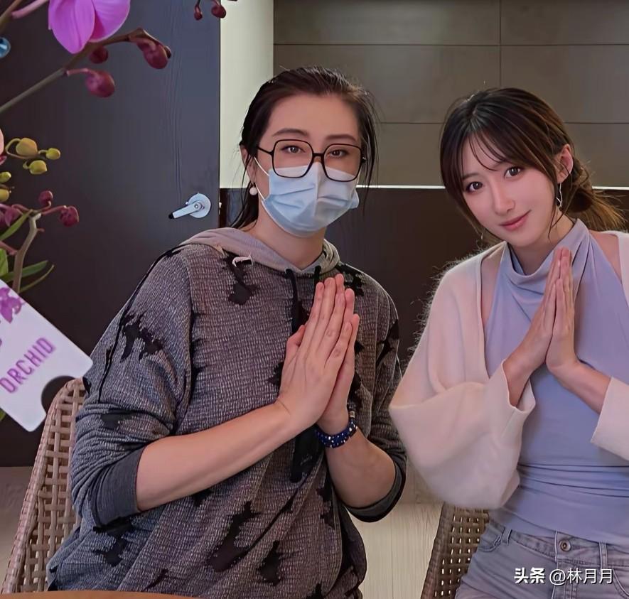 口罩一戴还真没看出有啥区别，跟以前没啥两样，别看王祖贤这么瘦，以为人家注意身材，