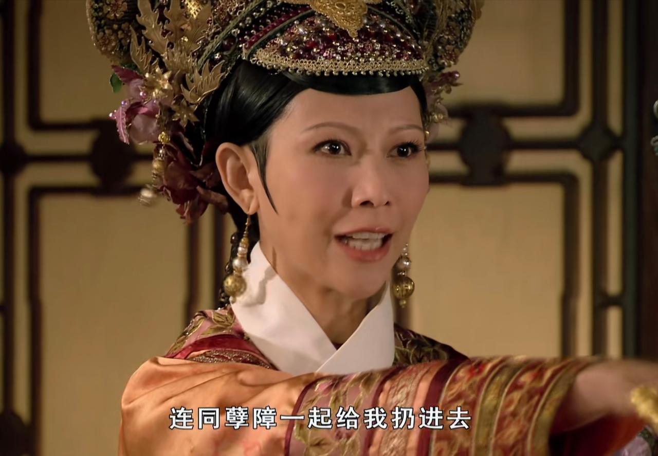 皇后这时候明显上头了，只顾着扯头花，心急想吃热豆腐，企图在这里一下子就扳倒甄嬛，