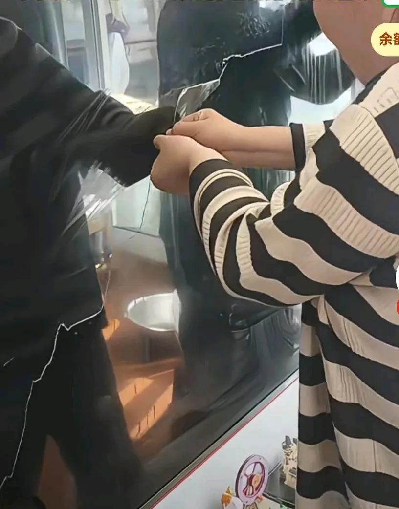 女子发现电视保护膜没有撕掉，发动全家开始撕，结果撕了半天，
怎么这么难撕呢，
一