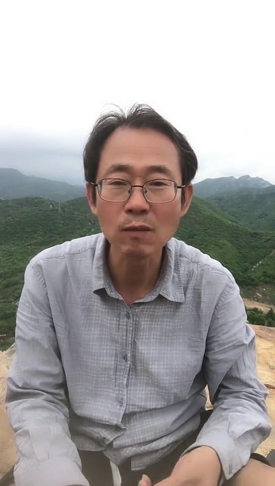 后面这是永定塔，永定塔是天安门一直往西跟门头沟整个直线的一条距离，是永定塔。
谢