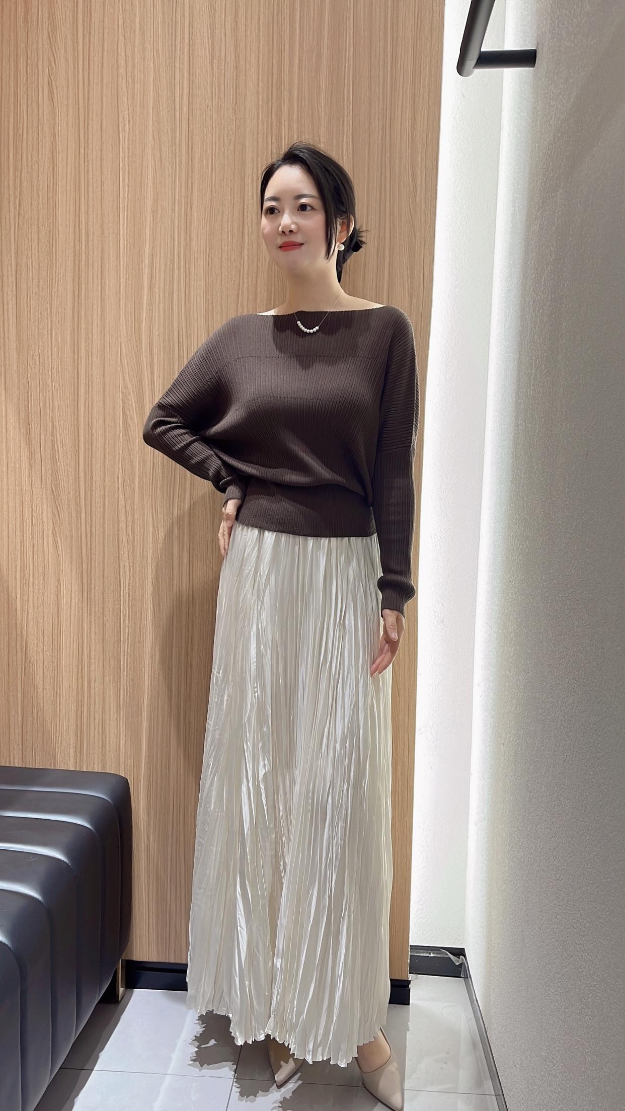 女人如何穿出含蓄的性感?选面料垂顺有质感的衣服，色彩低饱和更添韵味。比如一件简约