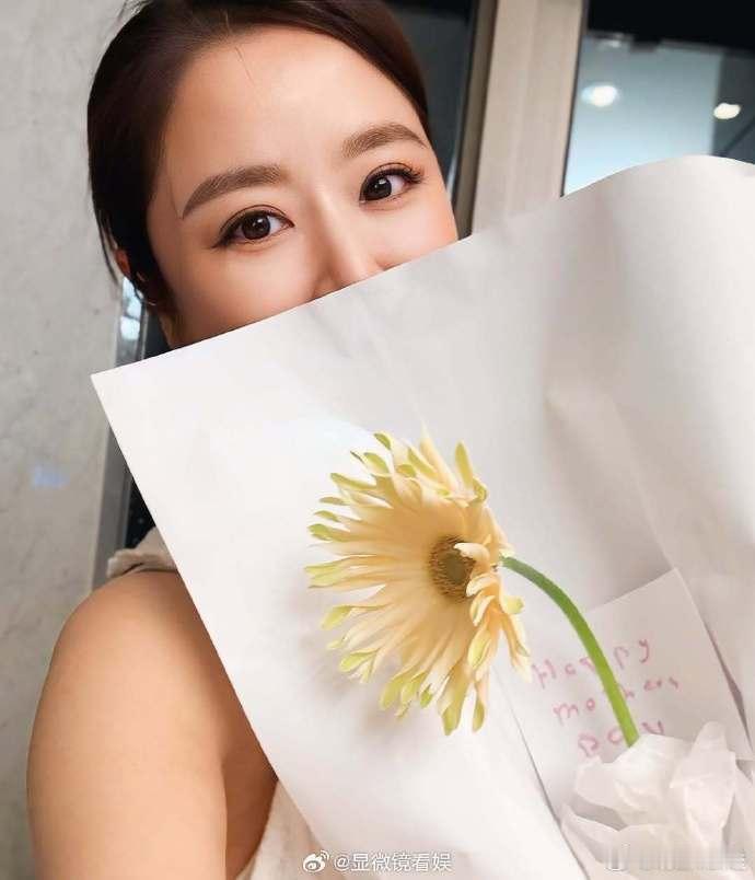 林心如晒8岁女儿手写卡片林心如 母亲是永久的责任与牵挂 5月11日，晒出8岁女儿