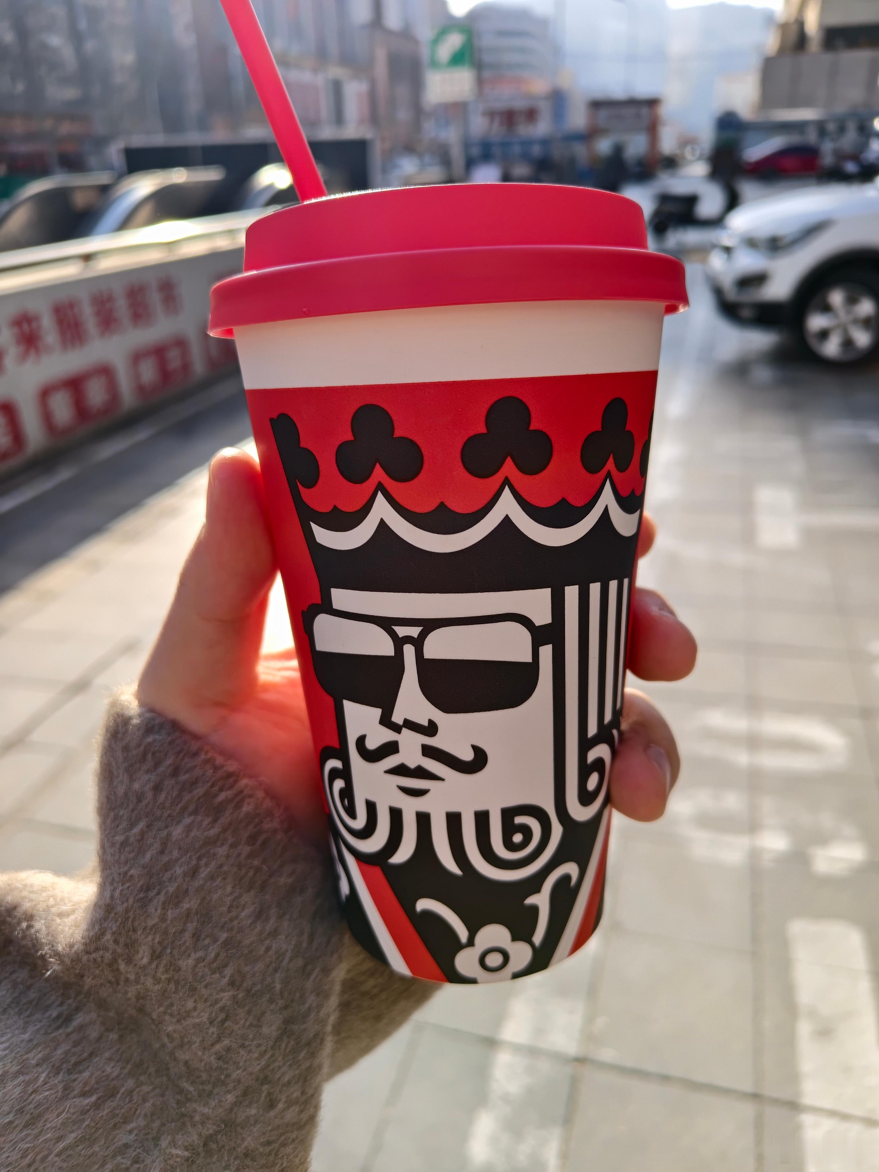 我起床的时候，蜜雪冰城的雪王还没起床，那今天就只能喝他的兄弟幸运咖了