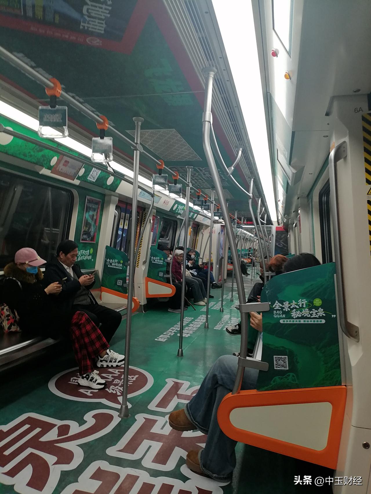 郑州交通在绿色出行方面真的很可！就拿共享单车来说，满大街都是，扫码就能骑，方便又