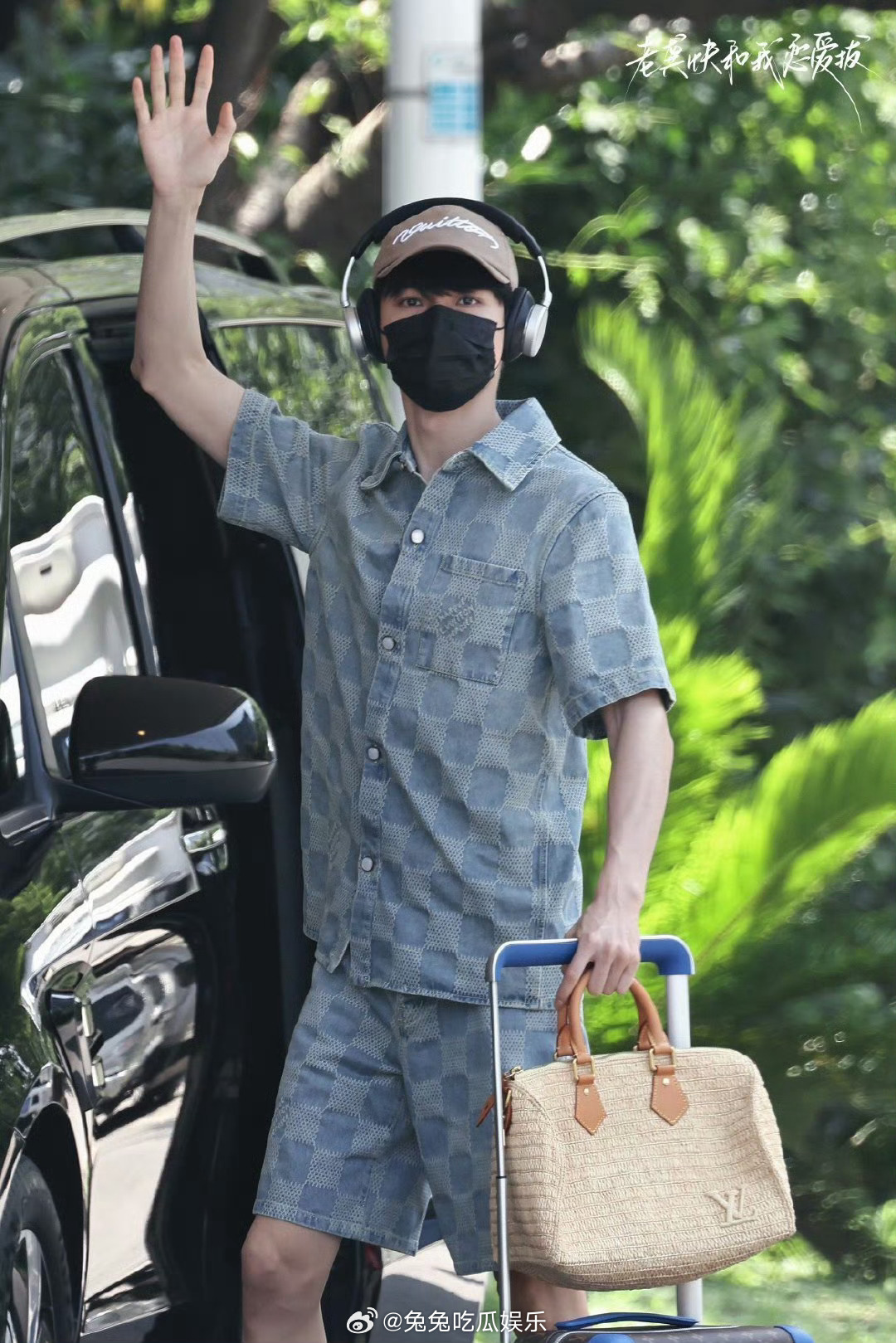 龚俊lv大秀路透  短袖牛仔衬衫套装休闲松弛感轻松拿捏 ​​​