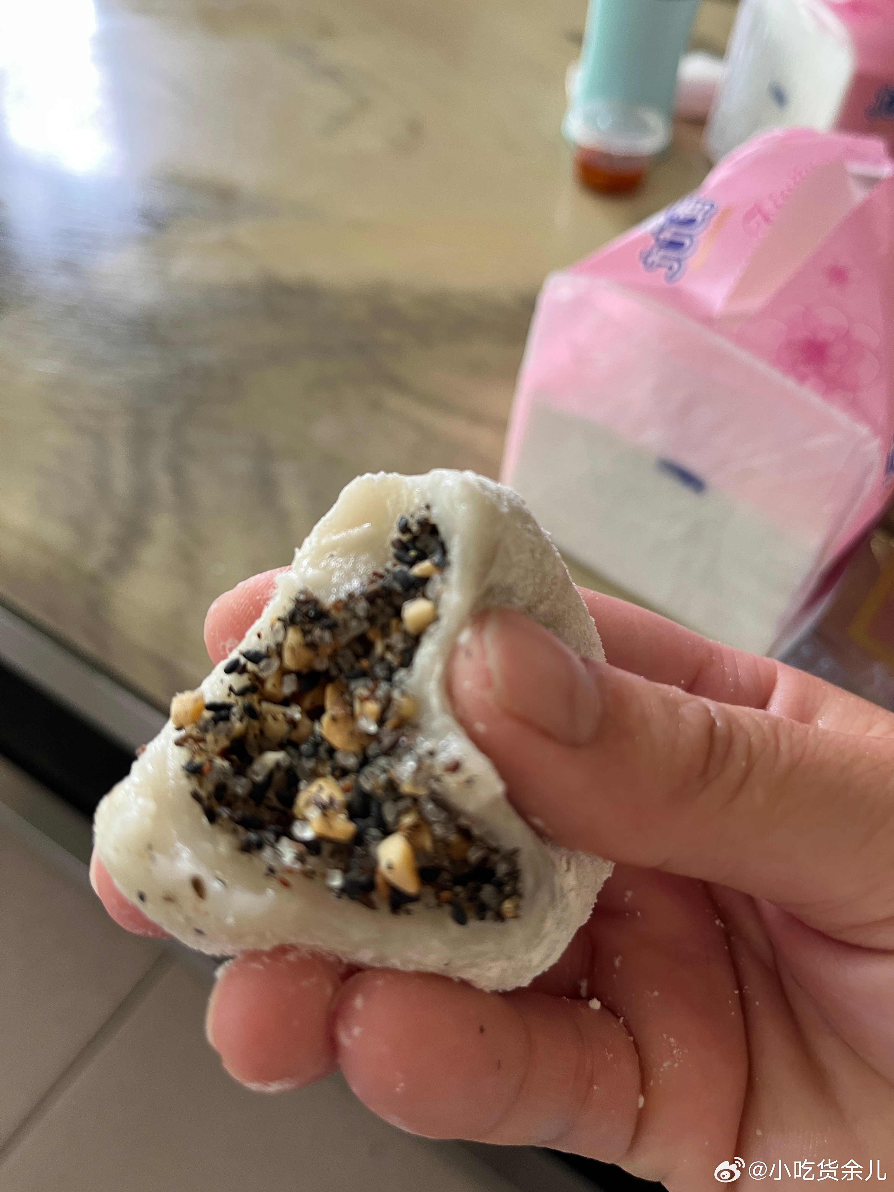 惨了，来婆婆这里没找到钥匙，我也想不起来放在哪吃个东西压压惊，婆婆做的，里面包了