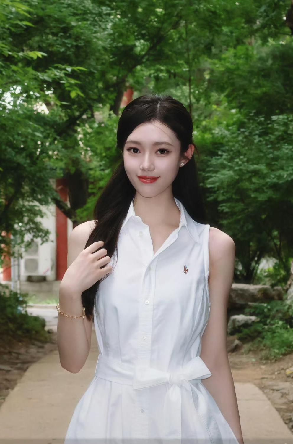 Less is more. 经典的白马标无袖衬衫裙，干净利落。搭配简约金饰与质感