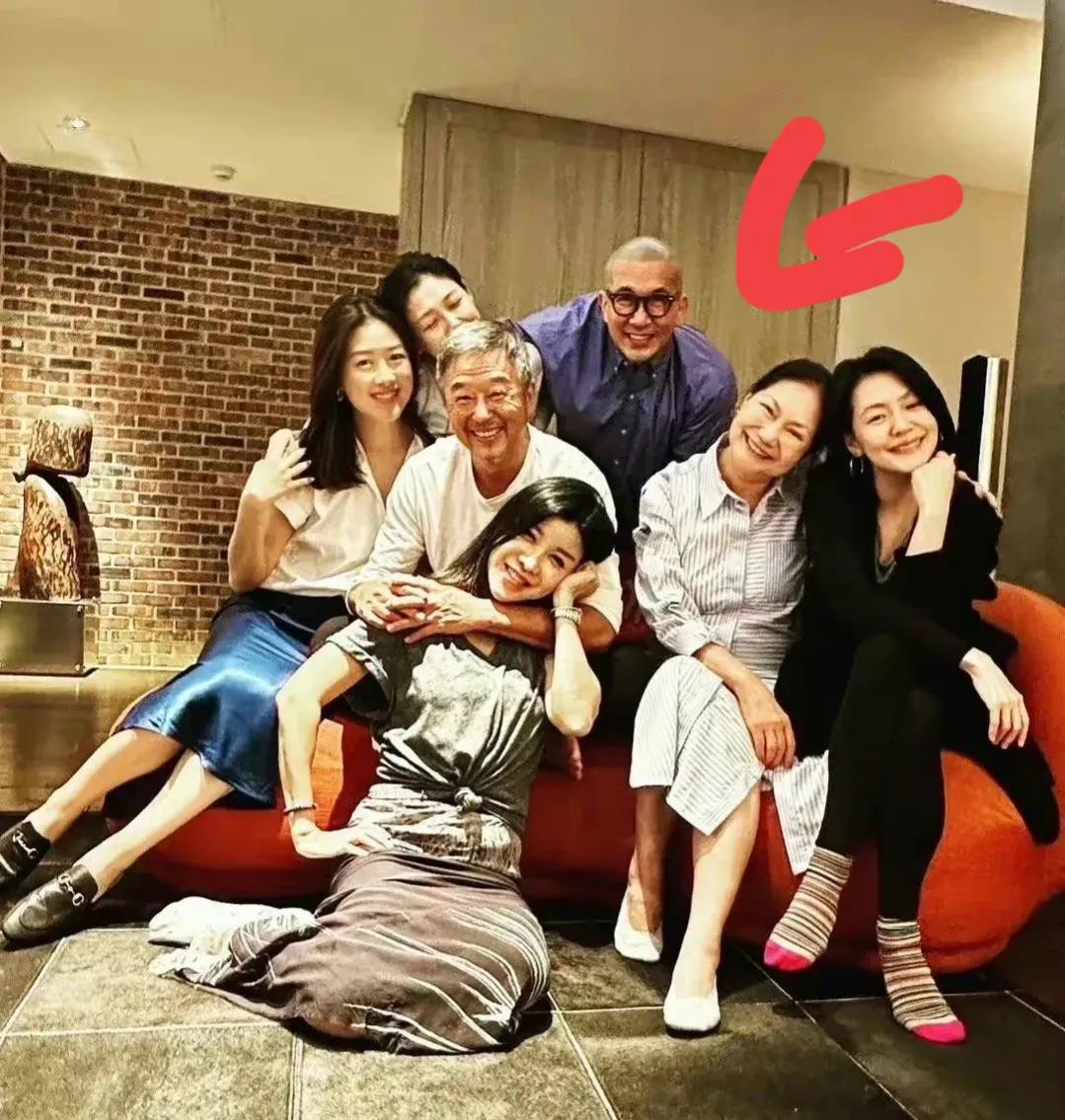 这个韩国中年男士，情商很高，不仅和大s甜甜蜜蜜的，还迅速和大s的家人打成了一片，