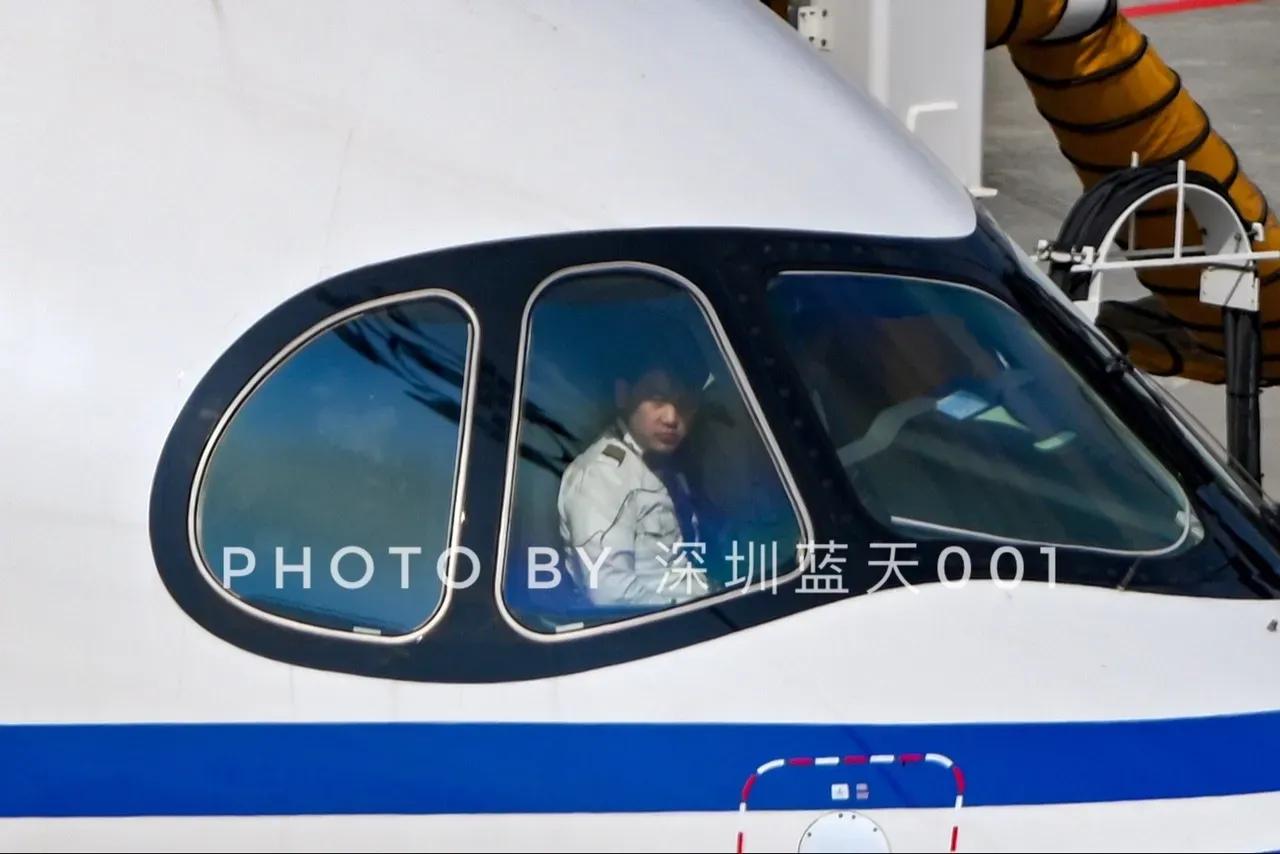 以前乘坐过空客A350这种飞机，但真没注意到飞机驾驶舱风挡玻璃这么大！
    