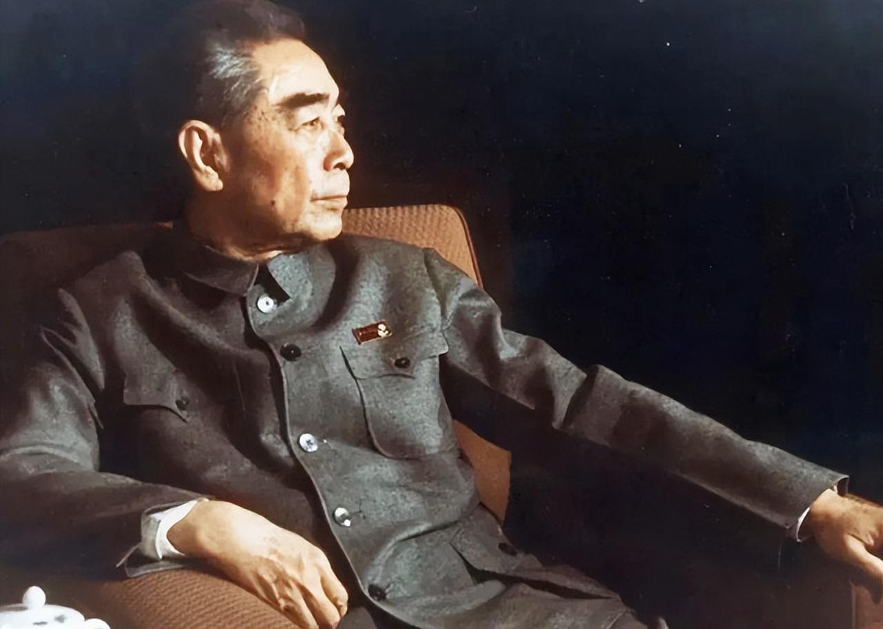 1976年，周总理去世，党中央找到他的侄子周尔鎏，想取回总理开国大典时穿的衣服作