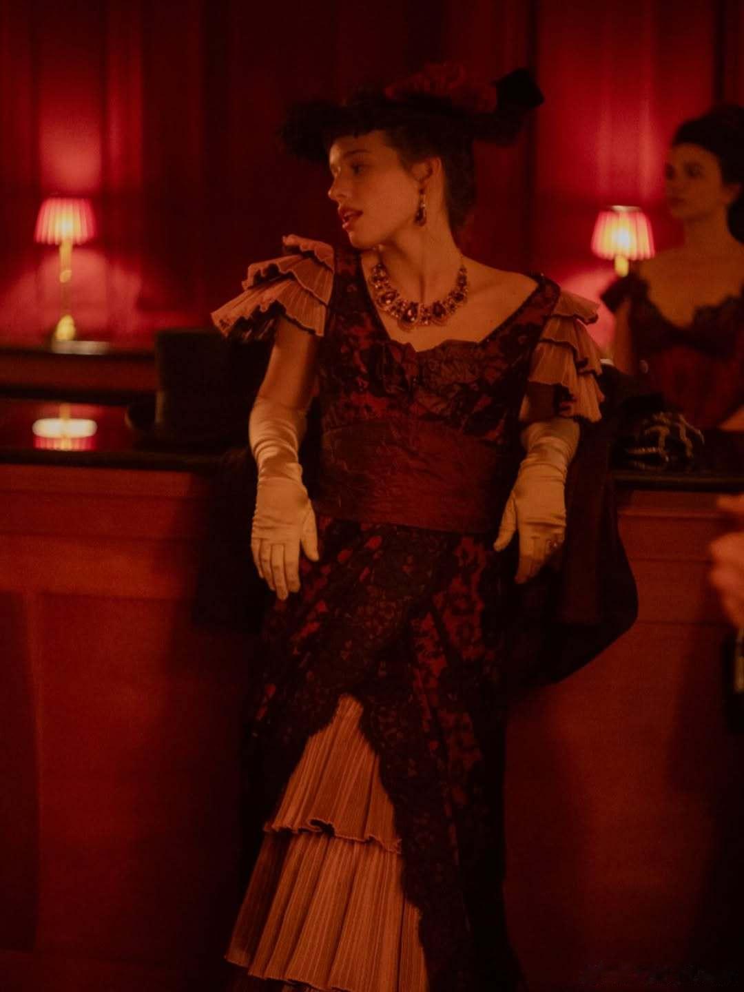 艾尔安德森参演的年代悬疑剧《The Artist》发布新剧照，该剧首三集将于这个