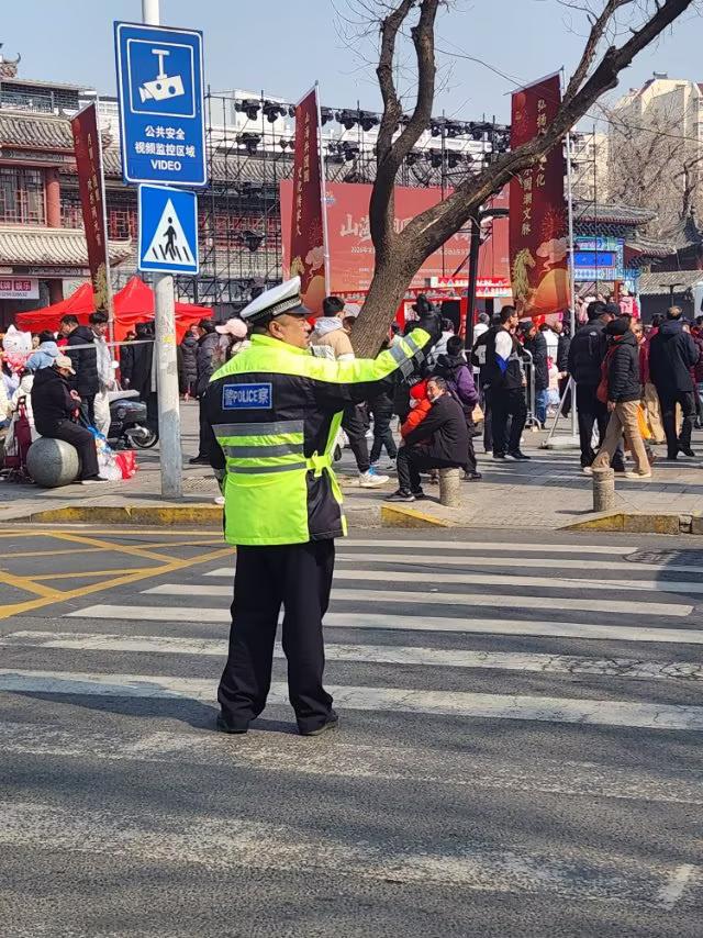青岛糖球会交警是安全通道的守护神
这几天的糖球会交警为了大家的安全，非常忙碌。由