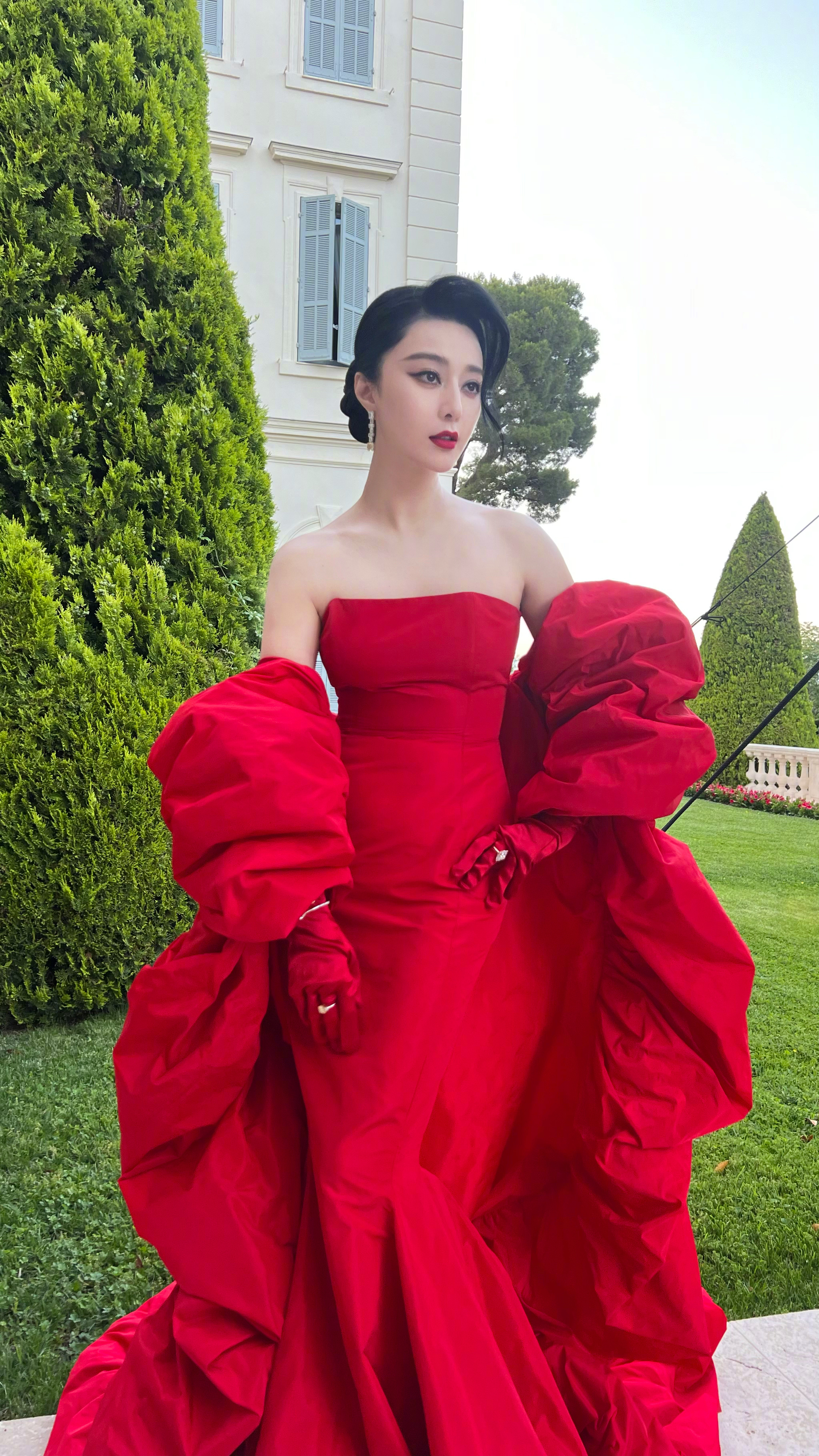  今日出席amfAR Gala Cannes，身穿由Ali Karoui特别定制