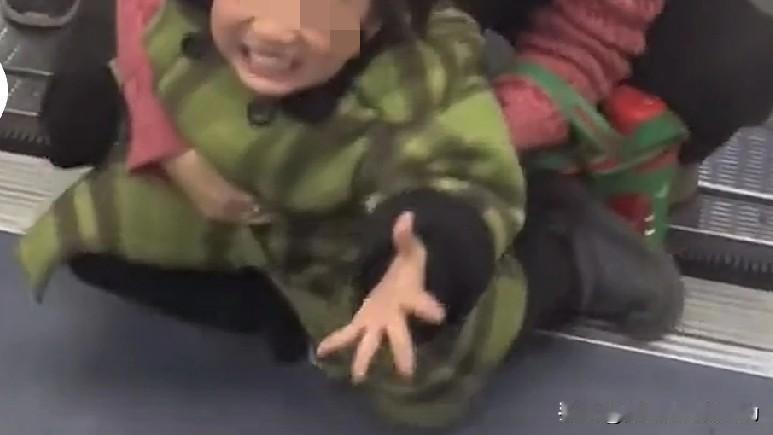 妈妈差点没拉住她，不想离开你，哭着喊着不让小哥哥离开。

小姑娘地铁上认识一位小