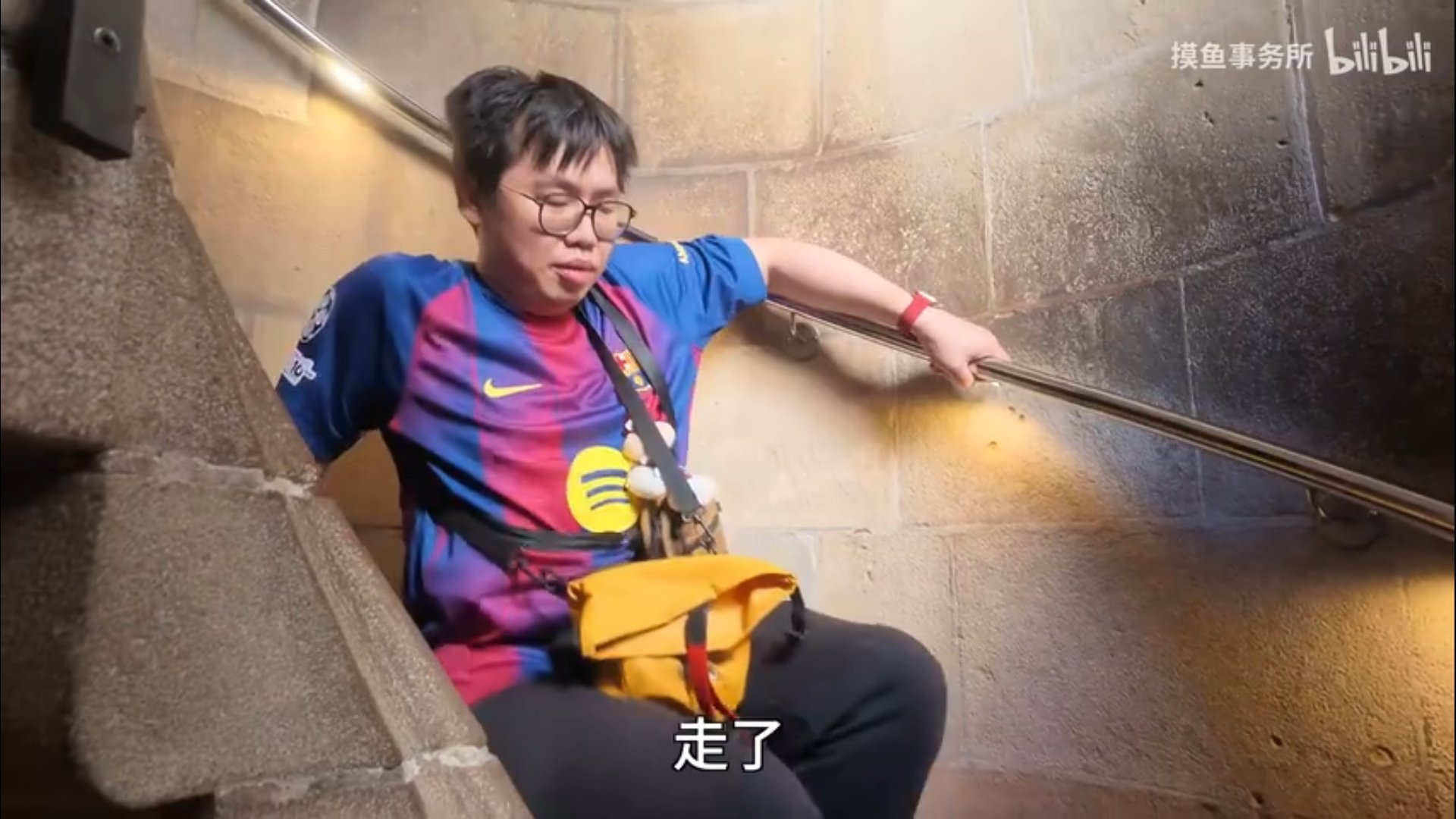 不敢笑，我小时候去亲戚家上小阁楼后下楼就这样……恐高是真的头晕目眩怕一步踏空……