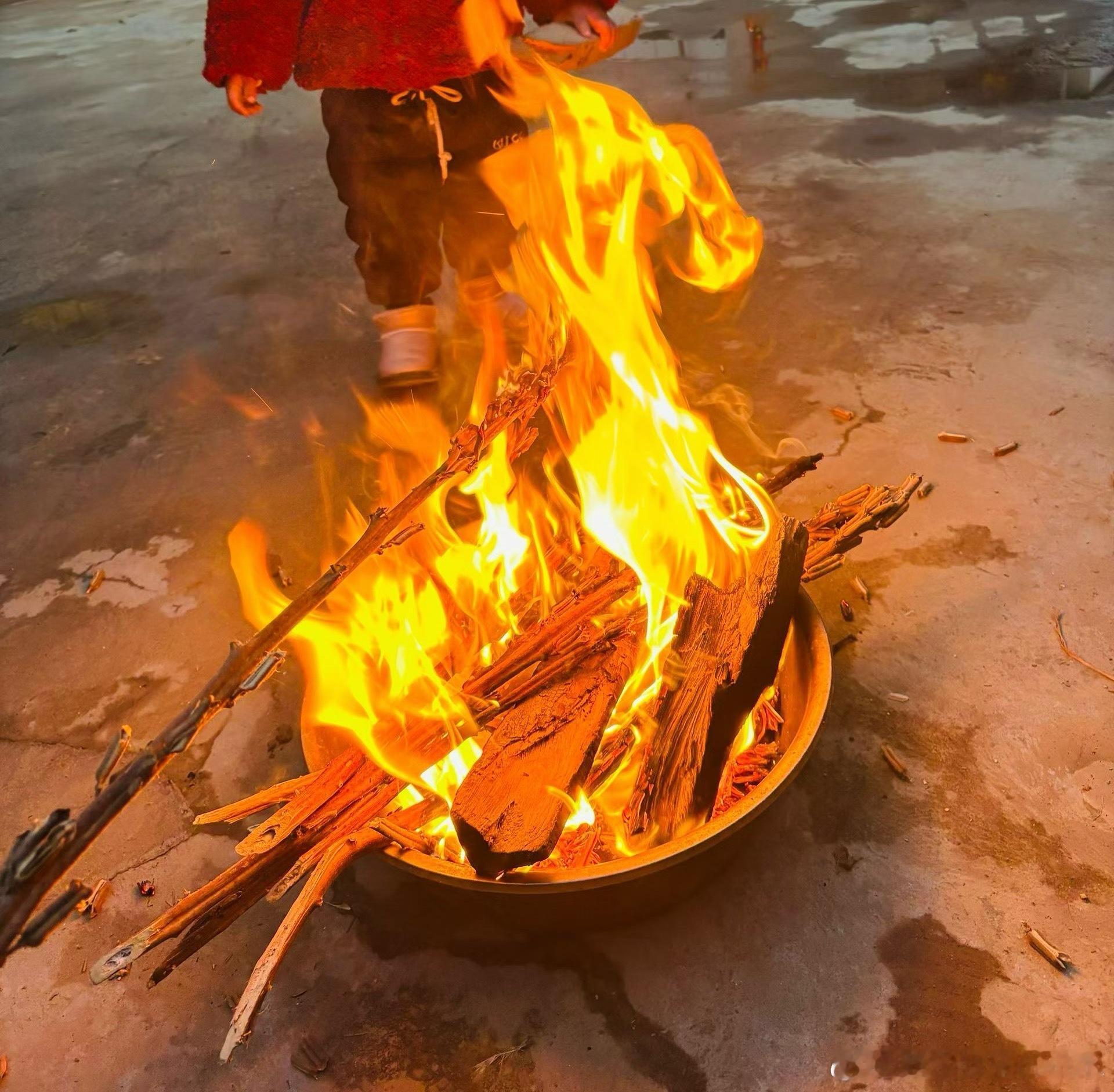 烤火烤出新高度了，火里有马 