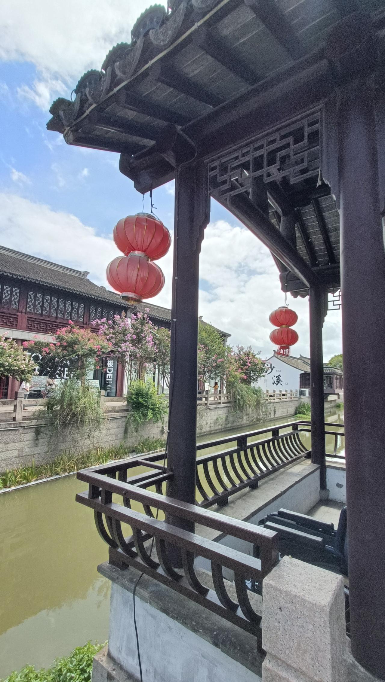 这地方真美，像江南水乡。让我想起浙江湖州南浔区南浔古镇百间楼景区，那里天蓝水碧，