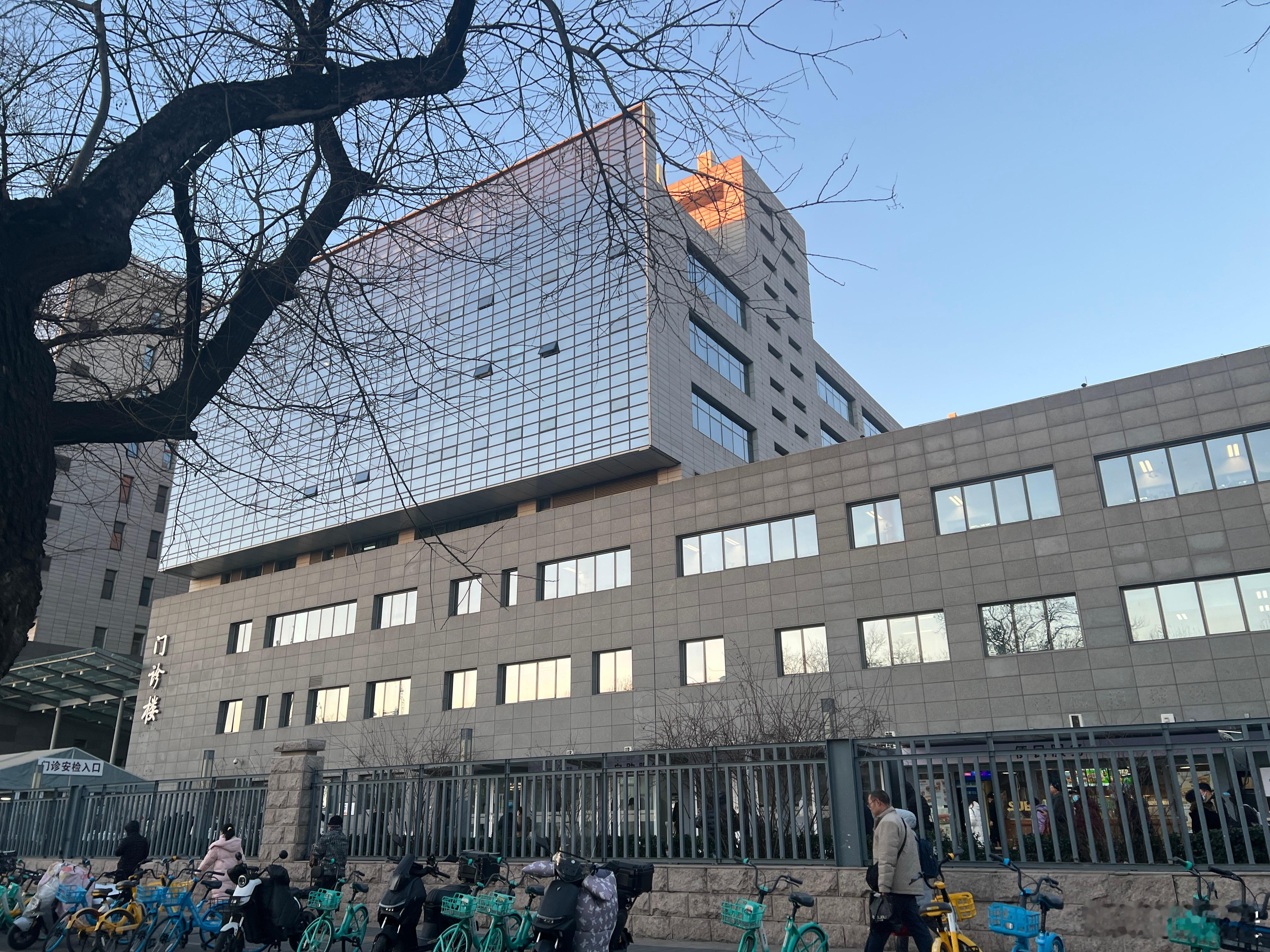 医美的普及与科技的完善，让女性的价值更凸显在脑袋，或理性、或才情、或灵动，而脑袋