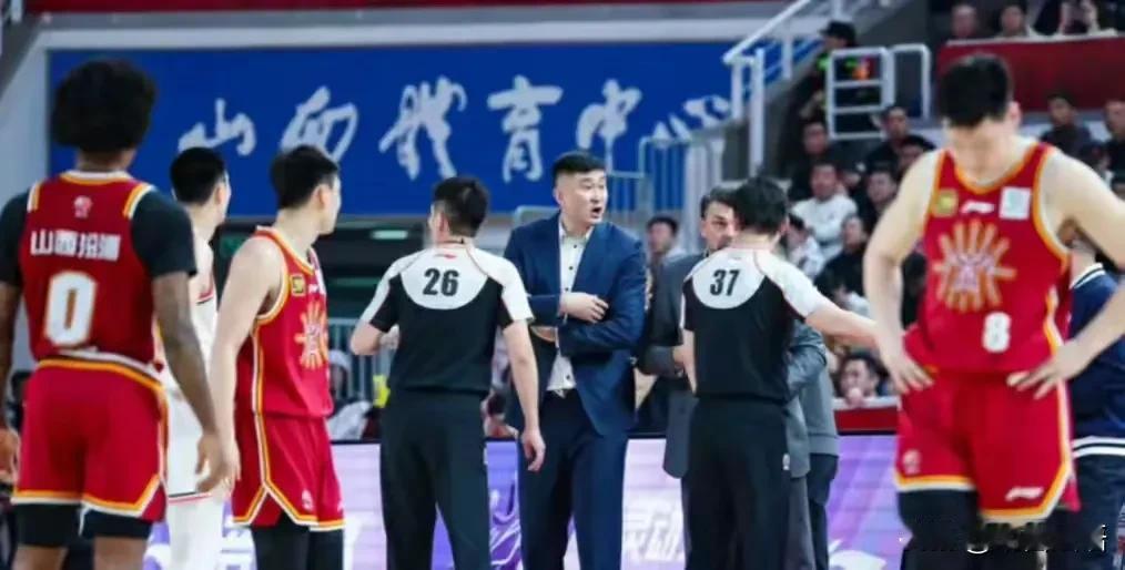 基本都是业余裁判的联赛，较真就真的输了！娱乐娱乐就好了！