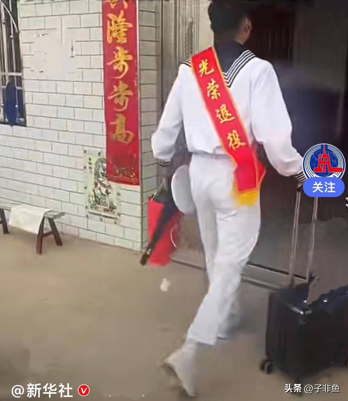 近日，湖北一家三兄弟退役回家了，哥三个分别是海军、空军、武警，海陆空都有，哥三个