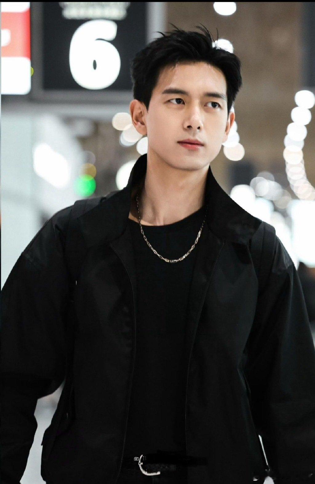 李现 以后不穿一身黑了李现官宣告别全黑穿搭！之前靠黑装躲偶遇失败，现在要换什么风