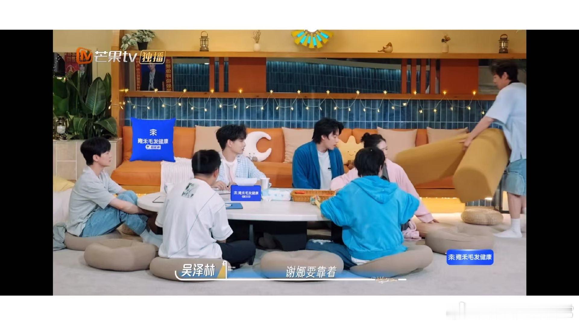 何炅一直记得谢娜腰不好 原来真的有人会把你随口提过的不舒服记很多年。何老师拿垫子