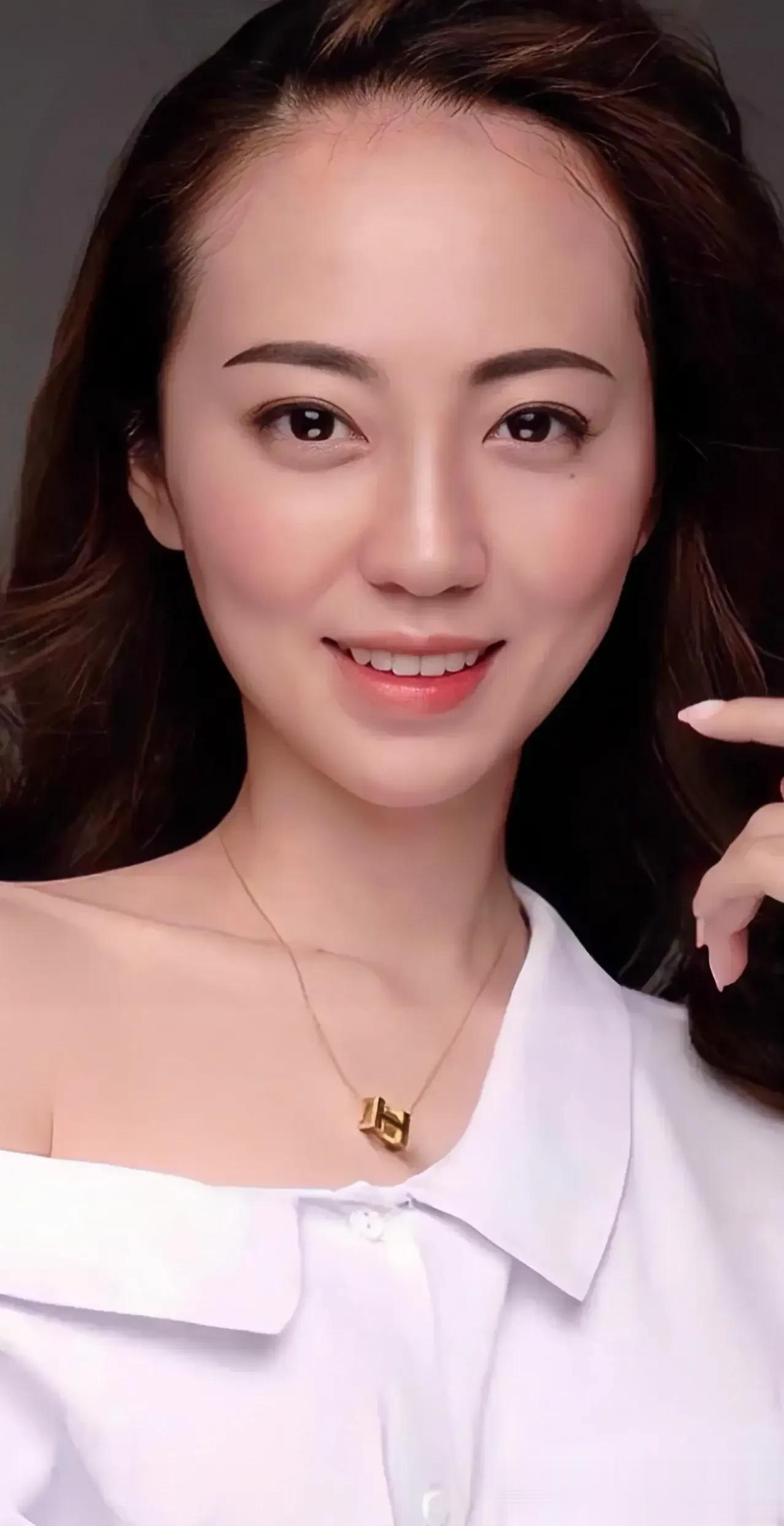 白姗姗恒大歌舞团团长 毕业于吉林大学  感觉长相一般 带着一股精明样，漂亮还真没