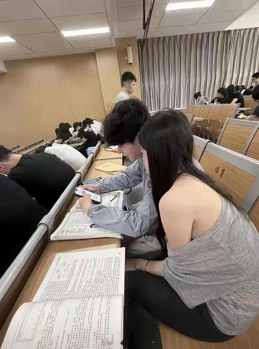 说实话大学就必须要谈恋爱，才算是圆满的吗？站在他们父母的角度来说，一定是希望他们