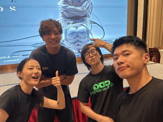 不好意思！又和童年偶像合影了！