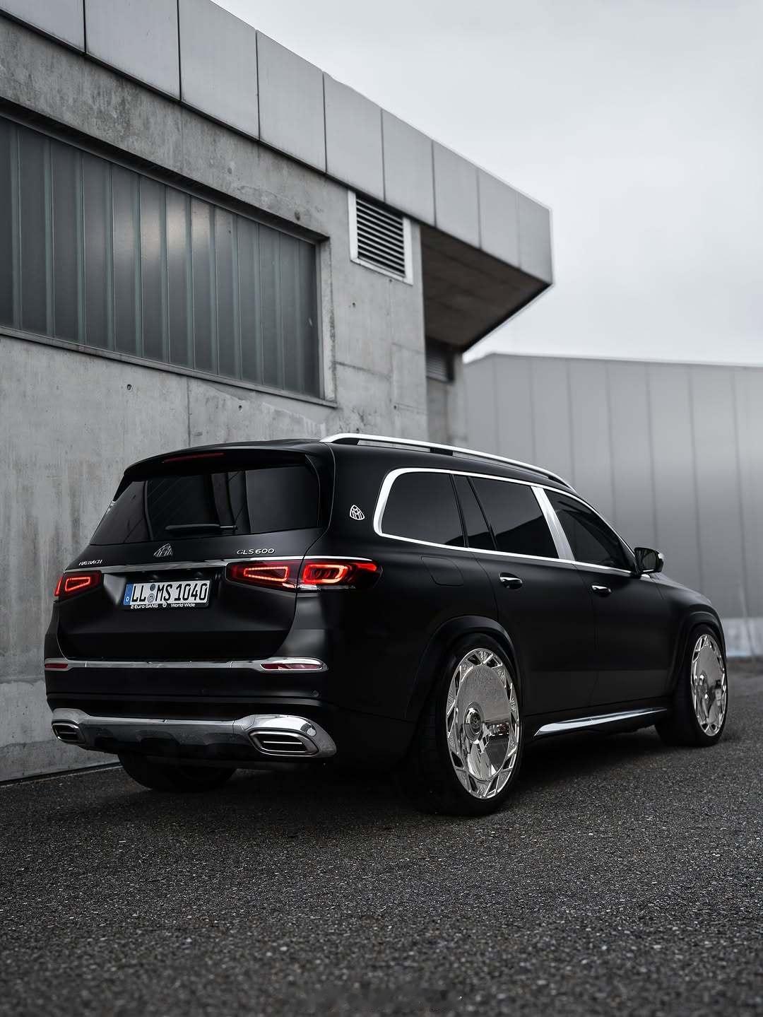 迈巴赫GLS600🖤+23寸镜面大饼🤩好看不？ ​​​