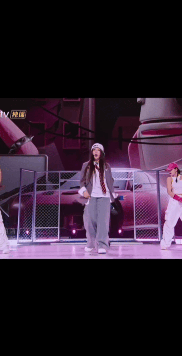 李斯丹妮孟佳王霏霏浪姐三公合体 既然三公要合体，那就复习一下她们各自的经典舞台。