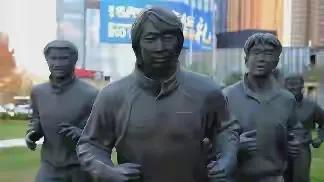 李铁的这个雕像应该如何处理？

很多人说直接拆除就可以了，没有任何理由再将他的雕