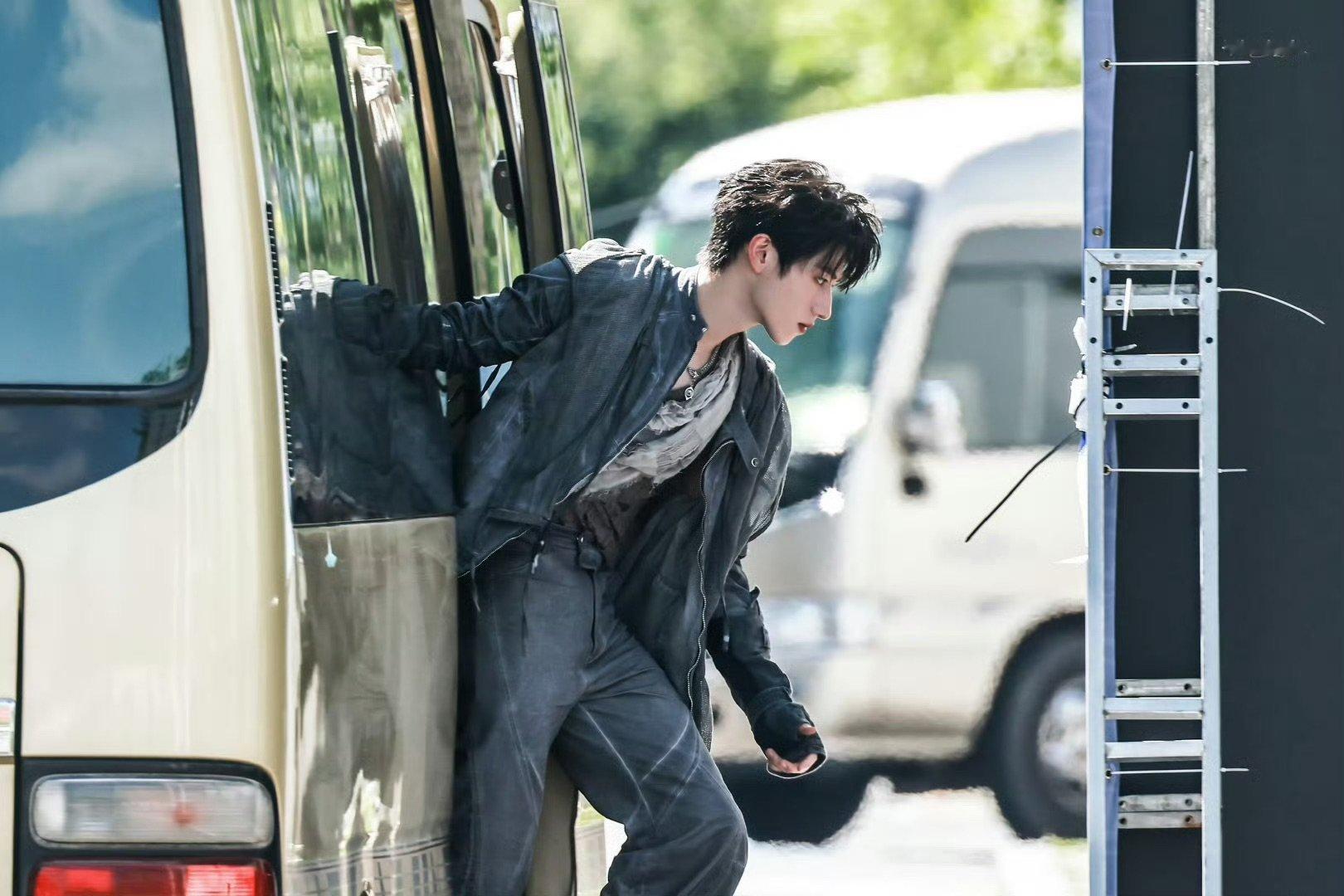 登陆少年披哥一公上班登陆少年披哥一公彩排登陆少年团披哥一公上班啦，今日造型狠狠拿