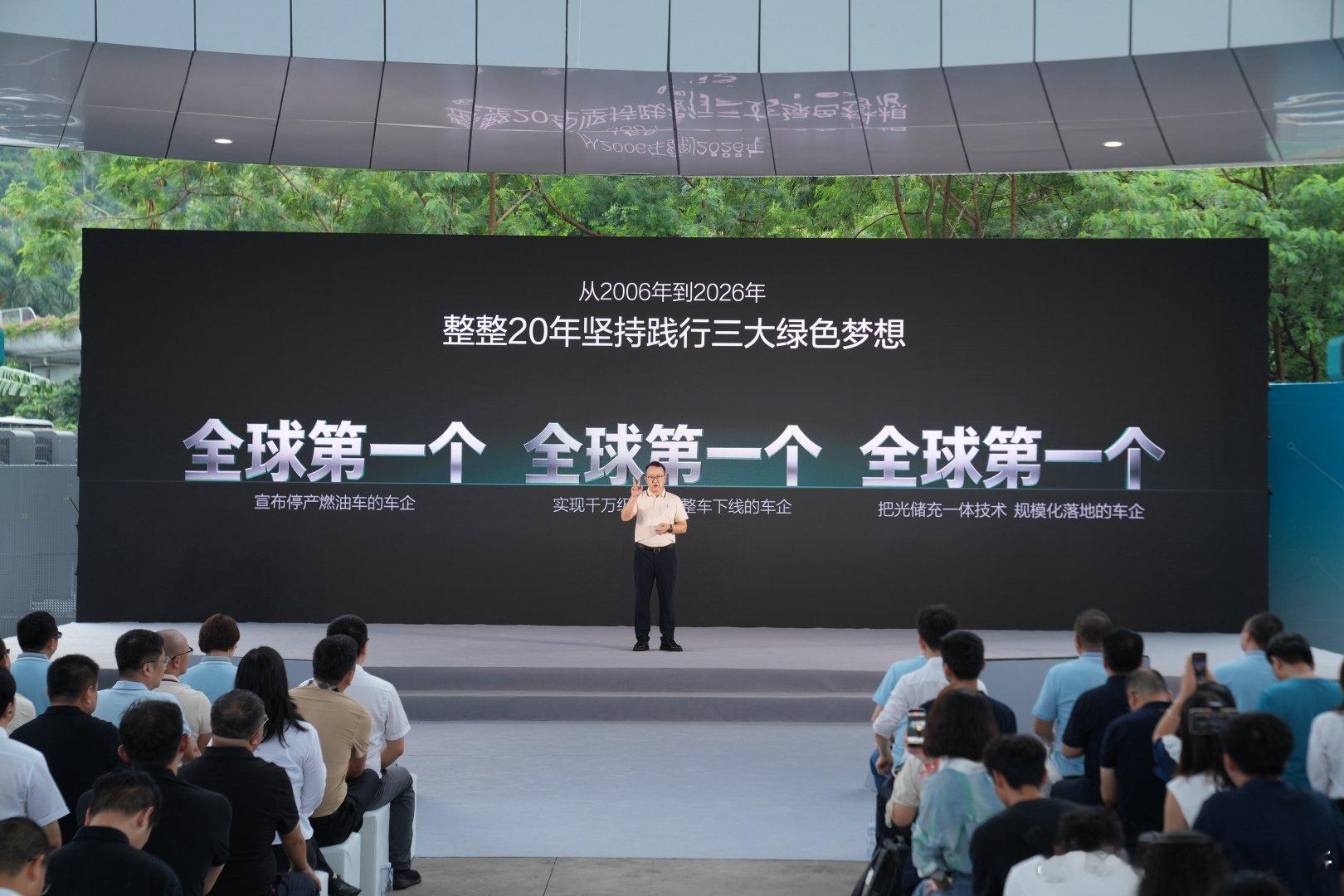 今天第10000座闪充站落成，车主充电更方便了。从年初开始大规模建设到现在，遍布
