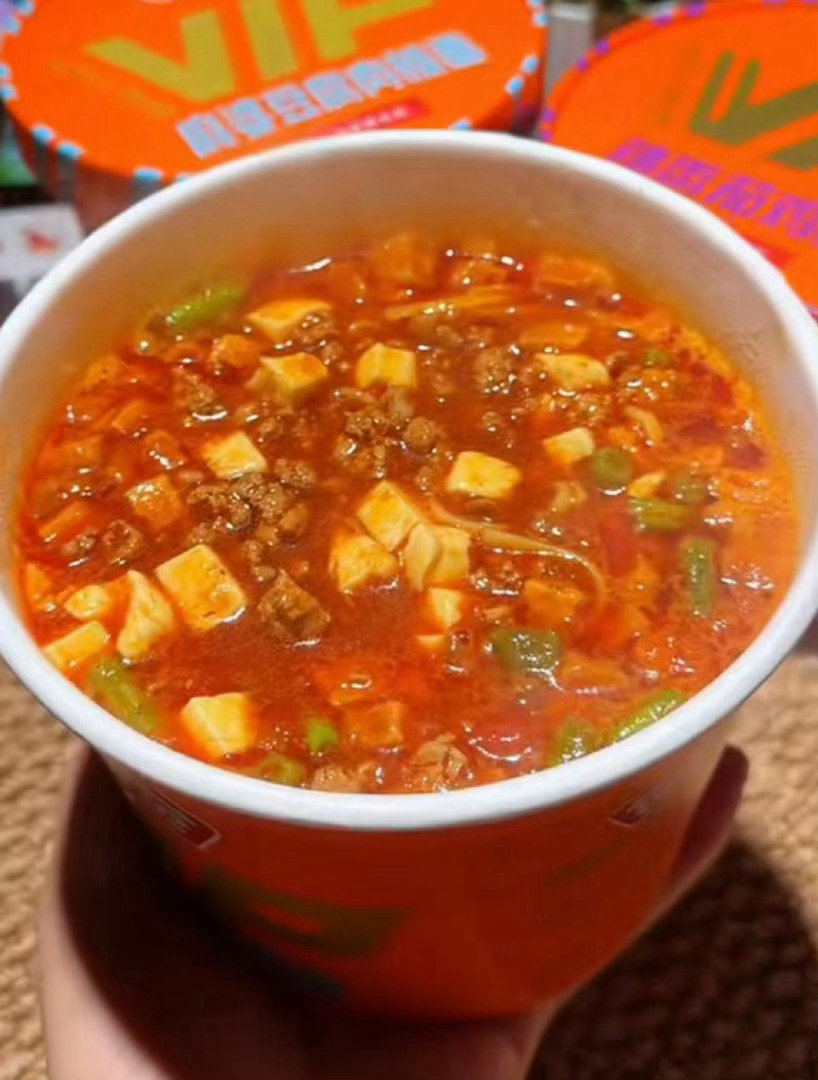 今天给大家做一个超火的面饼沉浮实验！左边是普通油炸面饼，右边是这款0油炸面饼。你