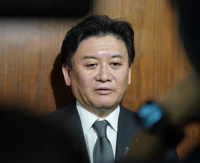 上任几天就连曝受贿等三起丑闻，日本大臣致歉，但辩解称当时不知道情况；日本民众：高
