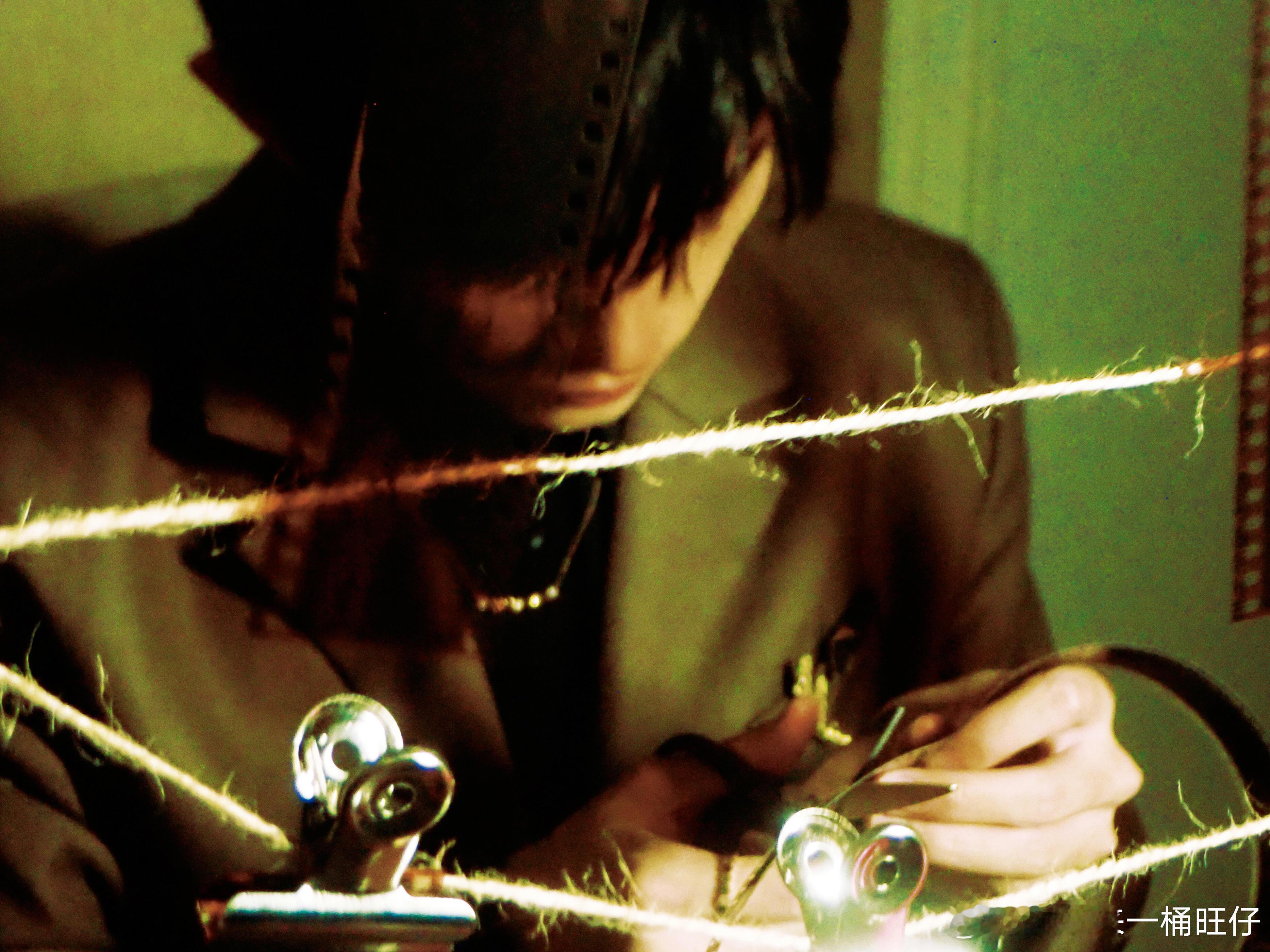 易烊千玺抬眸瞬间让易烊千玺穿黑西装的是天才不愧是易烊千玺！一个抬眼就把镜头感拿捏