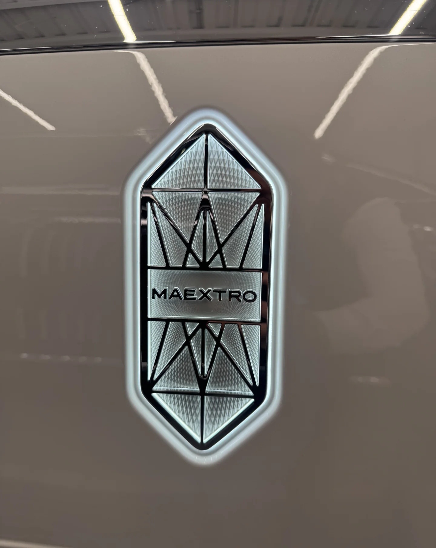 尊界V800上的普通发光大Logo尊界V800云水天青上的发光珐琅大Logo 