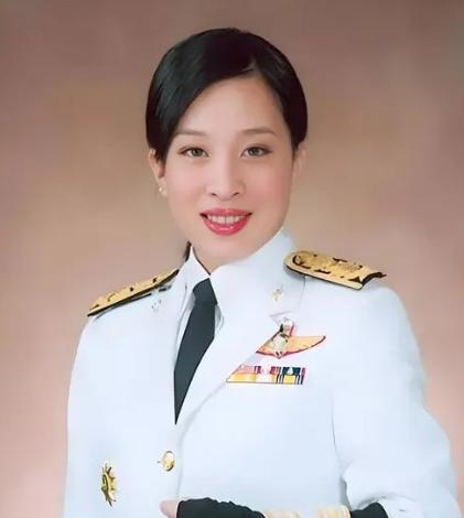 终于公布去世了的消息。最后的三年多是在病床上度过的没有意识没有告别，47岁的生命