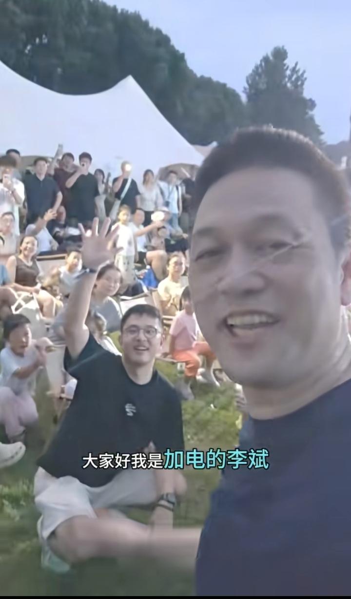 每次看他自拍的视频，都有一种看菜市场大妈卖菜的感觉，一片混乱，又自嗨的不得了，咱