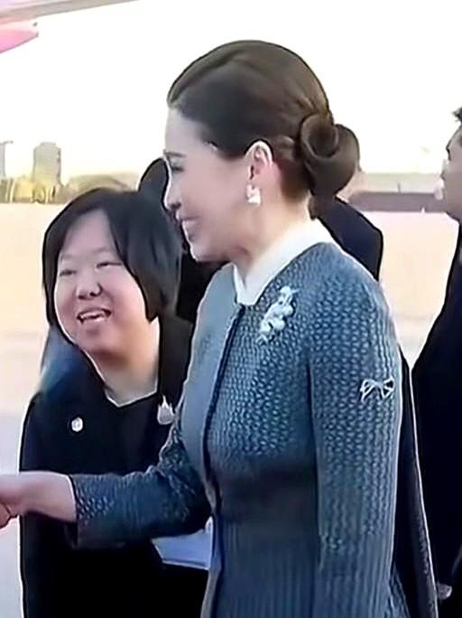 国际的礼仪越来越成为国家形象的体现，西班牙王后莱蒂齐亚和泰国王后苏提达用穿着表现