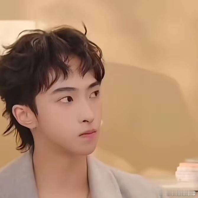 从面相来看，伊能静的儿子晚年感觉不会太好，这下巴太小了，啥都兜不住 