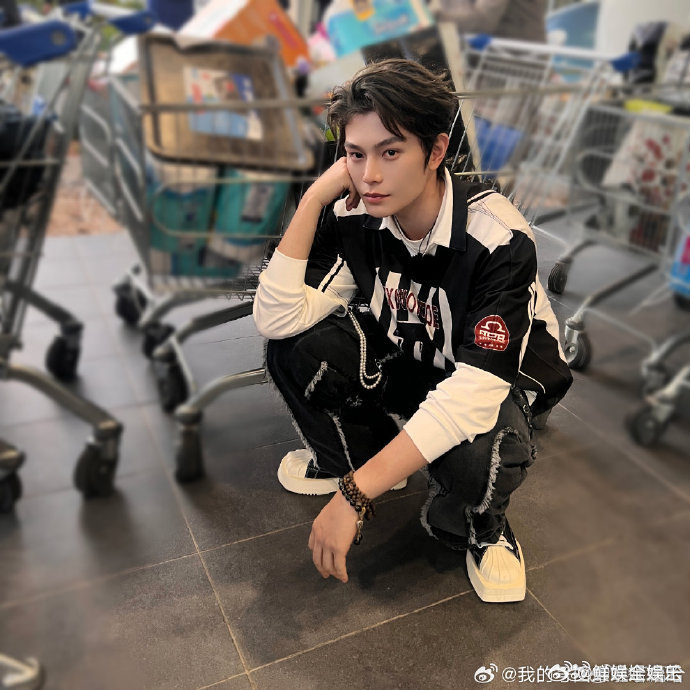 丁禹兮[超话]丁禹兮这就是文化自信该有的样子丁禹兮这波操作告诉我们：文化自信不是