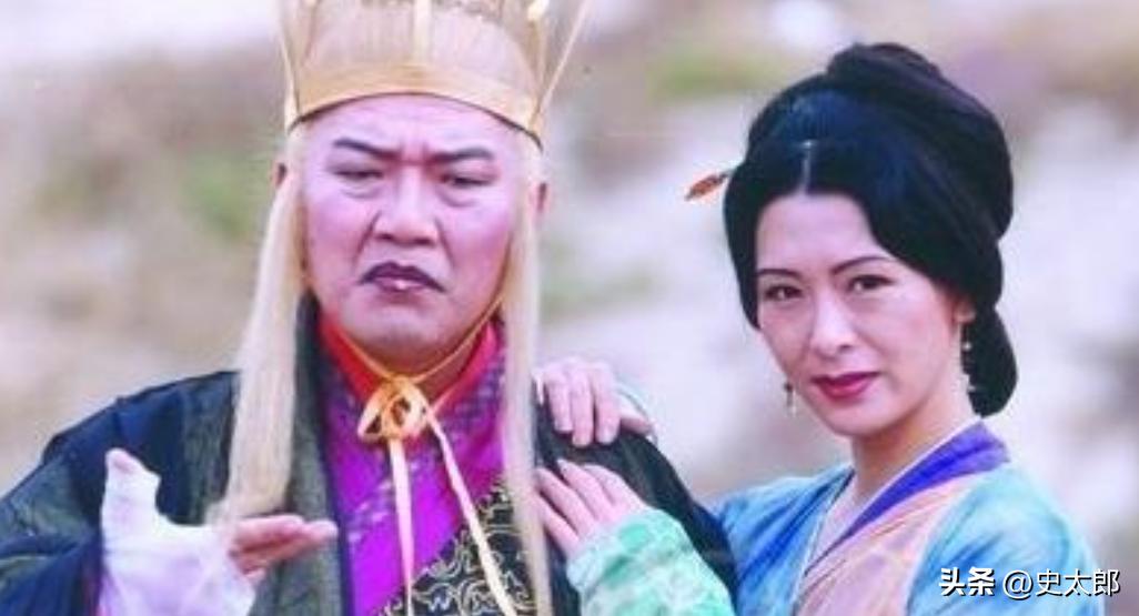 1627 年，太监总管陈德润垂涎皇后美色许久，趁着对方还在沐浴时扯着对方的裙裾说
