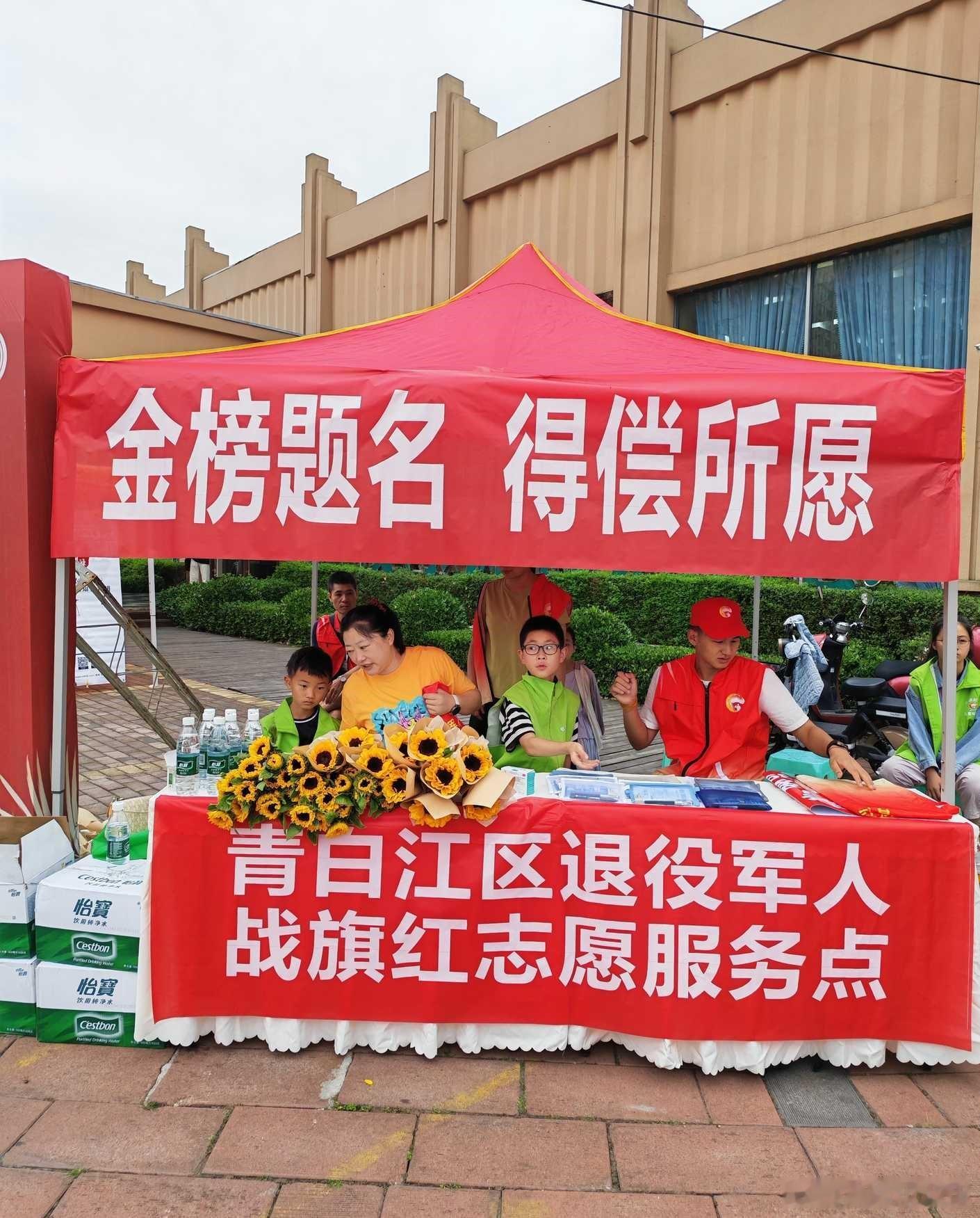 高考场外家长花式叠buff 不得不说气氛组还得看家长们啊！旗袍、横幅、cospl