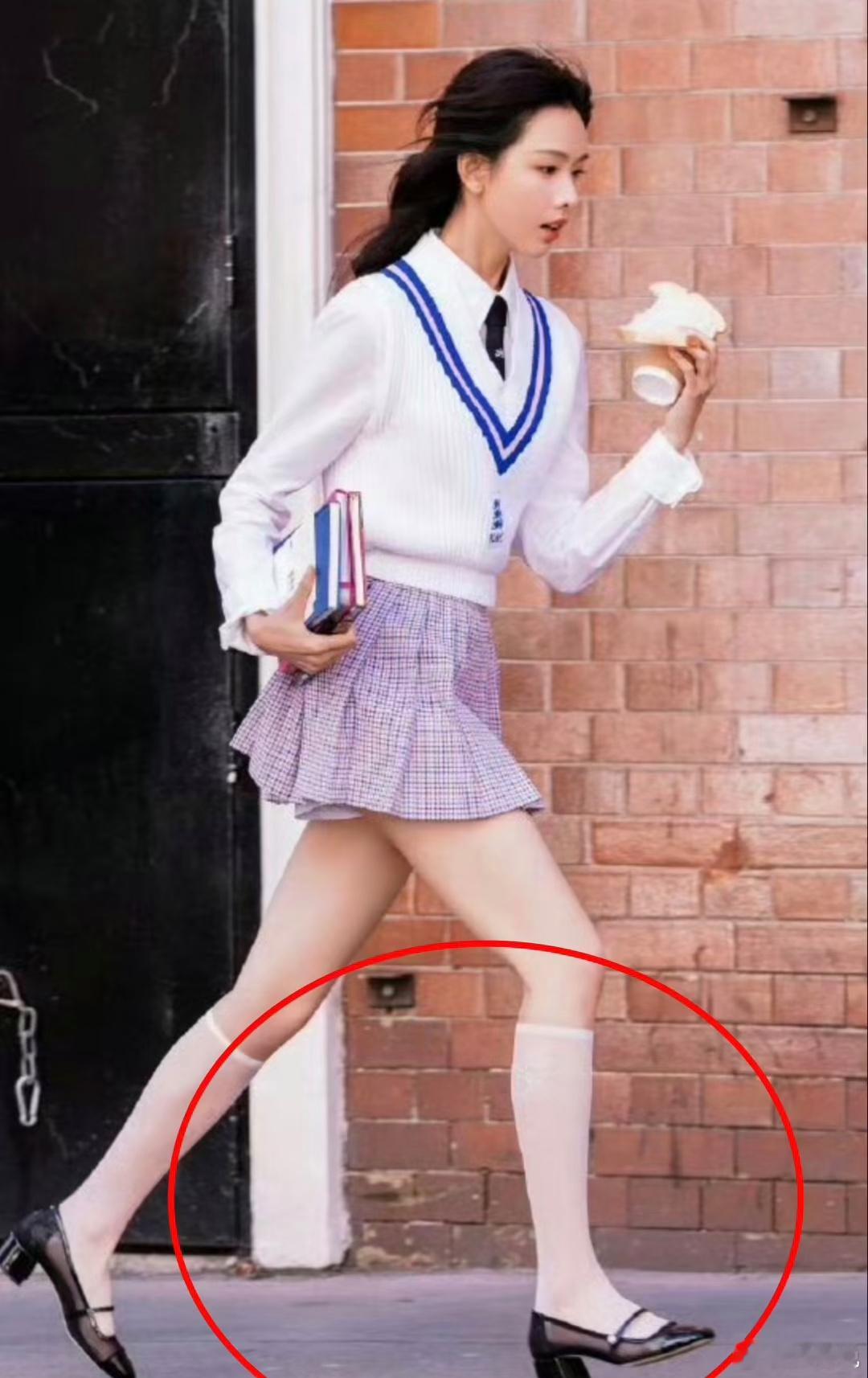陈都灵袜子搭配这种鞋子，看起来很奇怪啊，真的有人喜欢这种？ ​​​